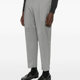 Pantaloni con pieghe frontali in grigio 