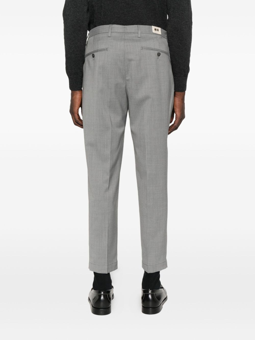 Pantaloni con pieghe frontali in grigio 