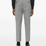 Pantaloni con pieghe frontali in grigio 