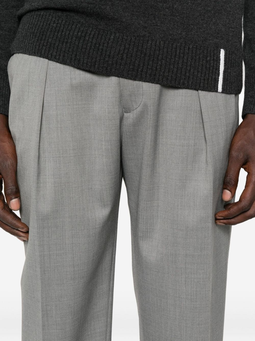 Pantaloni con pieghe frontali in grigio 