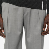 Pantaloni con pieghe frontali in grigio 