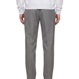 Pantaloni con pieghe frontali in grigio 