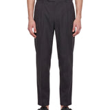 Pantaloni con pieghe frontali in grigio scuro 