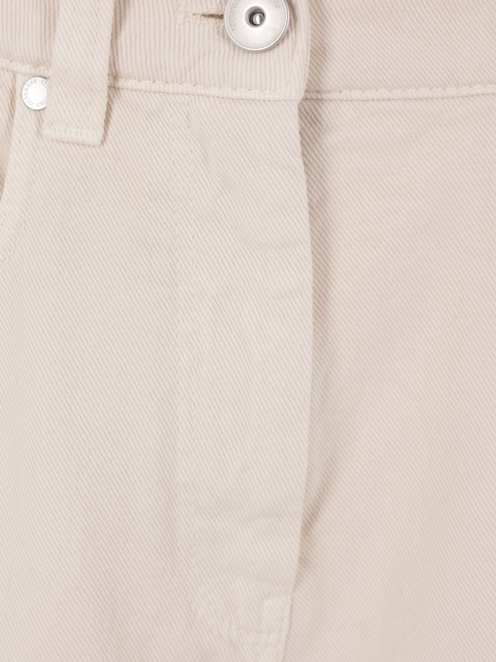Jeans dritti con applicazione logo in avorio 