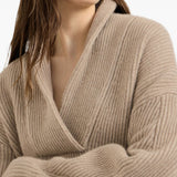 Maglione in cashmere a coste in beige 