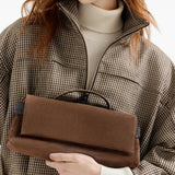 Clutch Essence in pelle scamosciata in marrone 