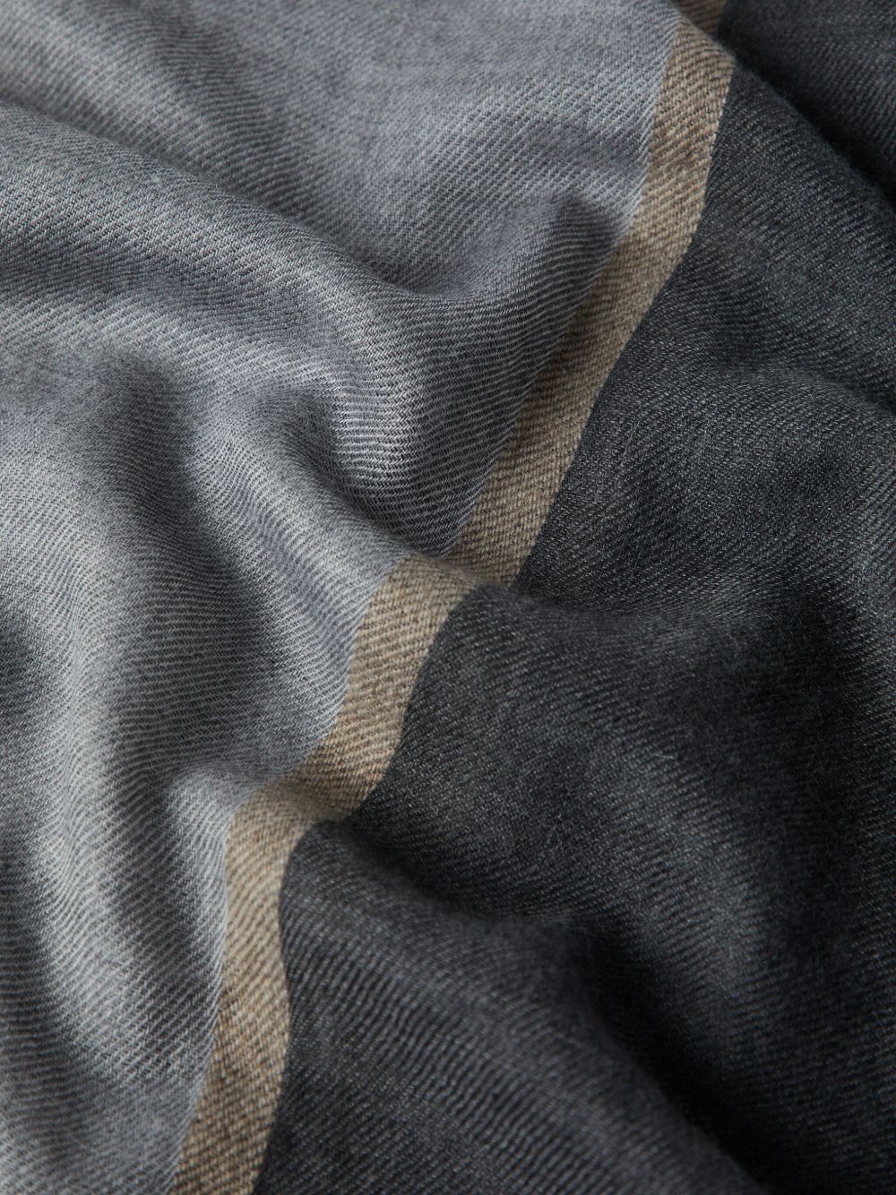 Sciarpa con bordi sfrangiati in grigio 