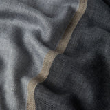 Sciarpa con bordi sfrangiati in grigio 