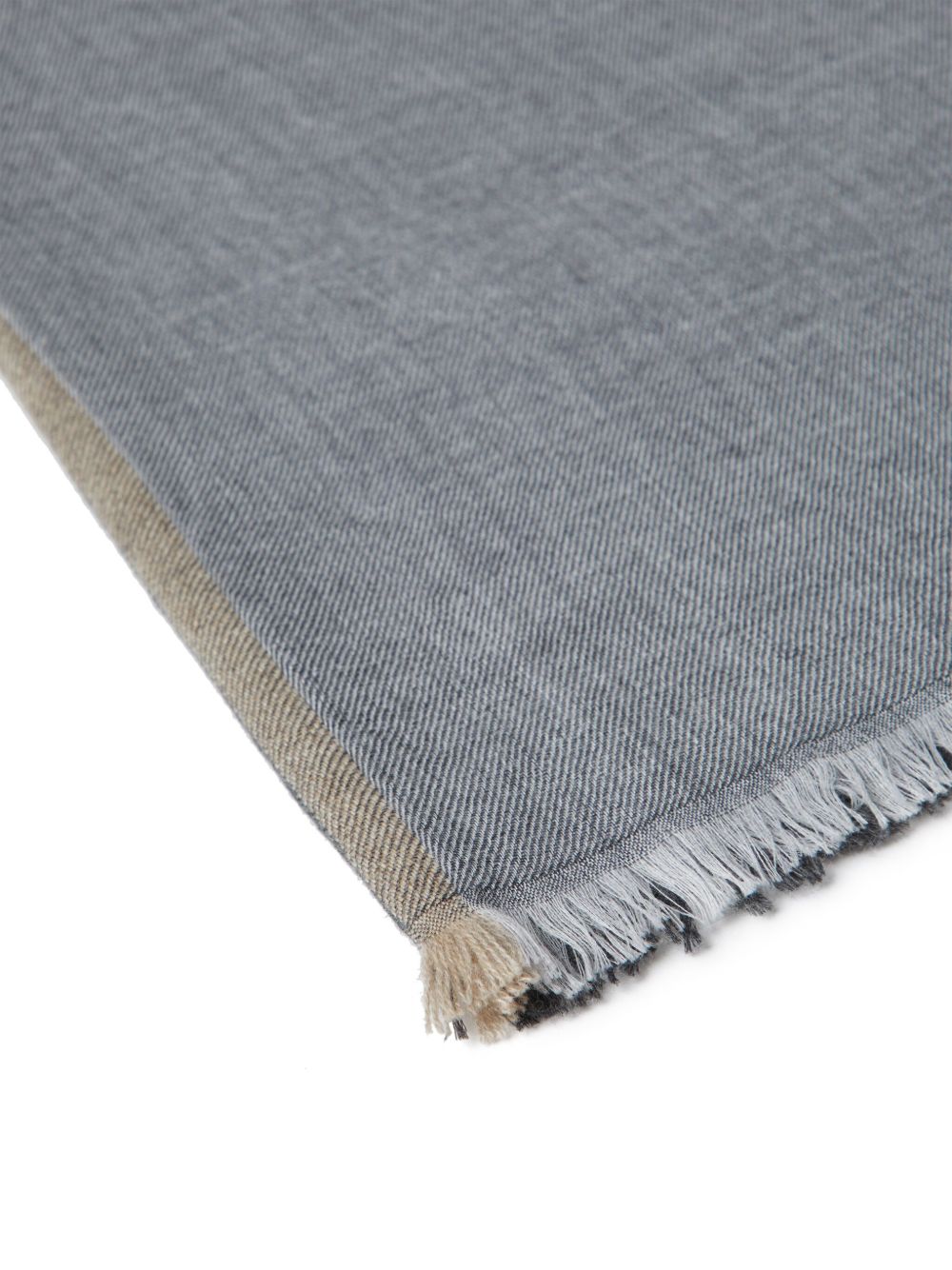 Sciarpa con bordi sfrangiati in grigio 