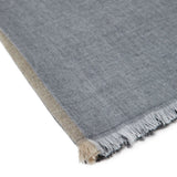 Sciarpa con bordi sfrangiati in grigio 