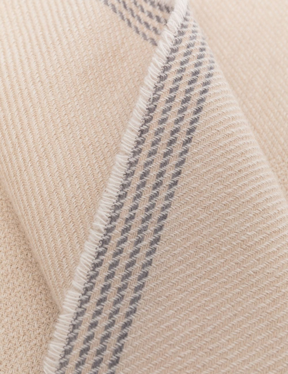 Sciarpa con bordi sfrangiati in beige 