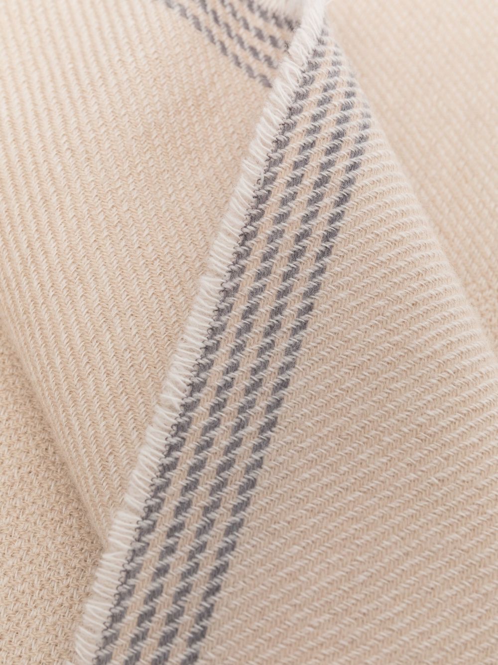 Sciarpa con bordi sfrangiati in beige 