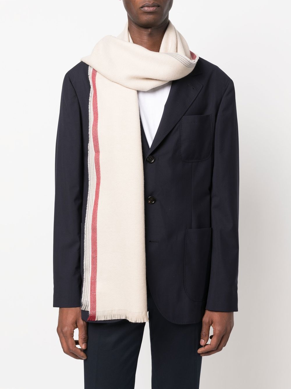 Sciarpa con bordi sfrangiati in beige 