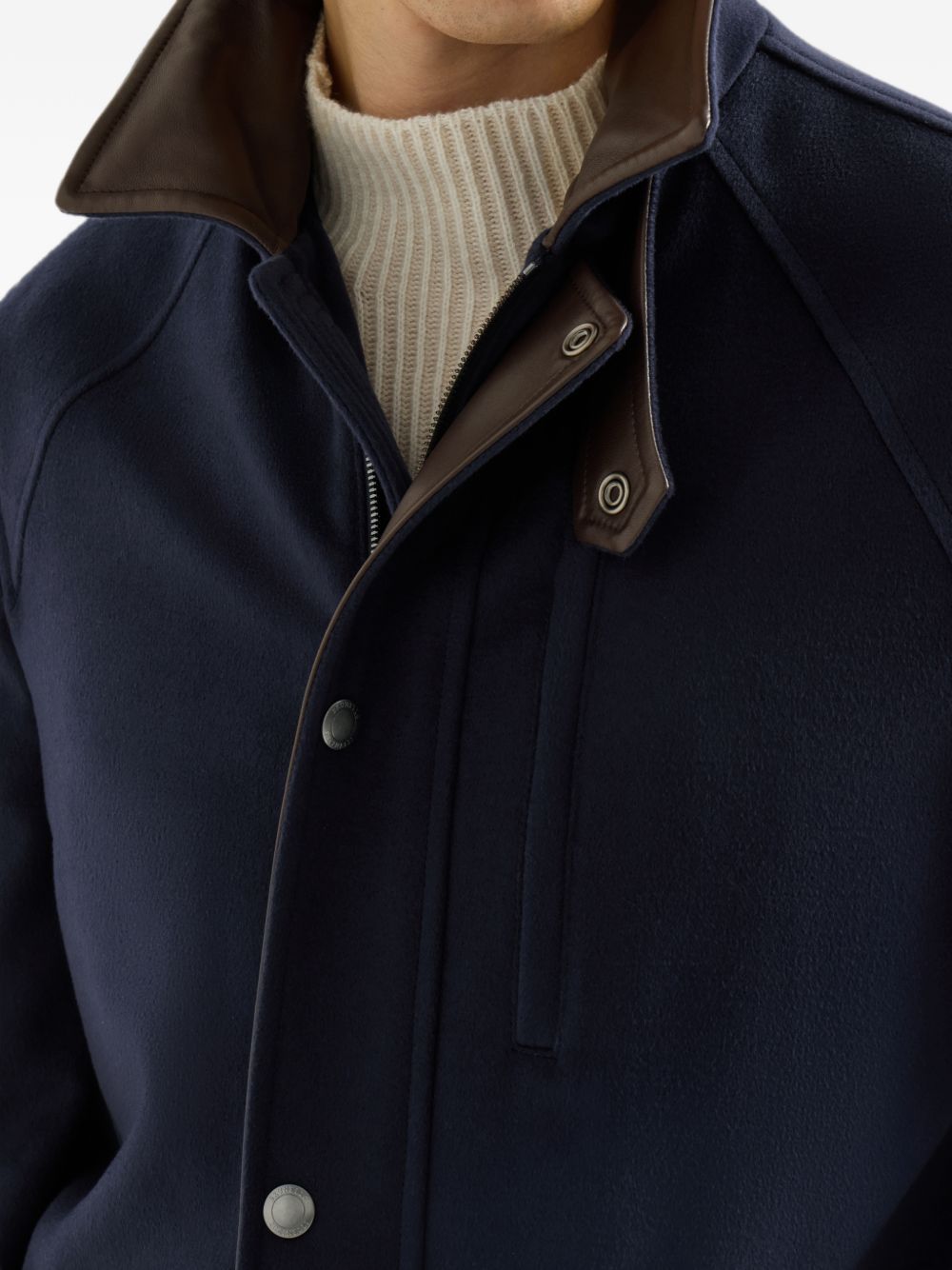 Giacca in lana vergine con inserti in nappa in blu 