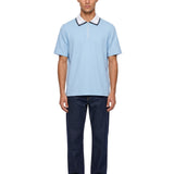 Polo con mezza zip in azzurro 
