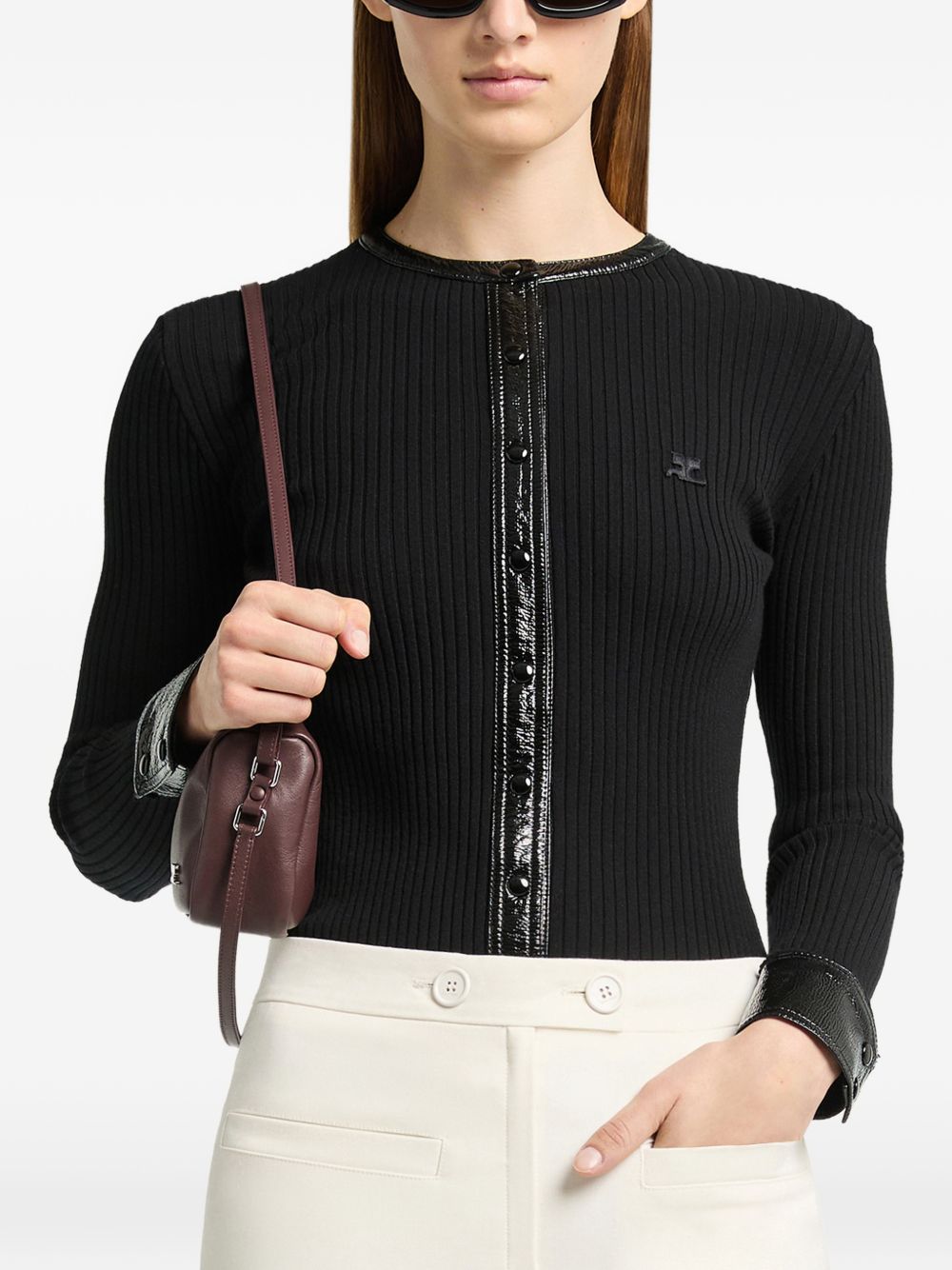 Cardigan con bottoni e logo in nero 