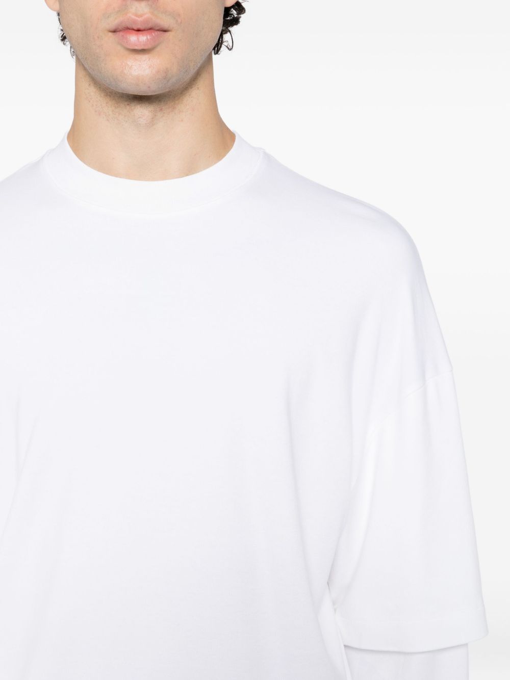 T-shirt a maniche lunghe in bianco 
