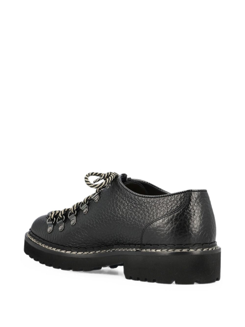 Derby chiusura stringata in nero 