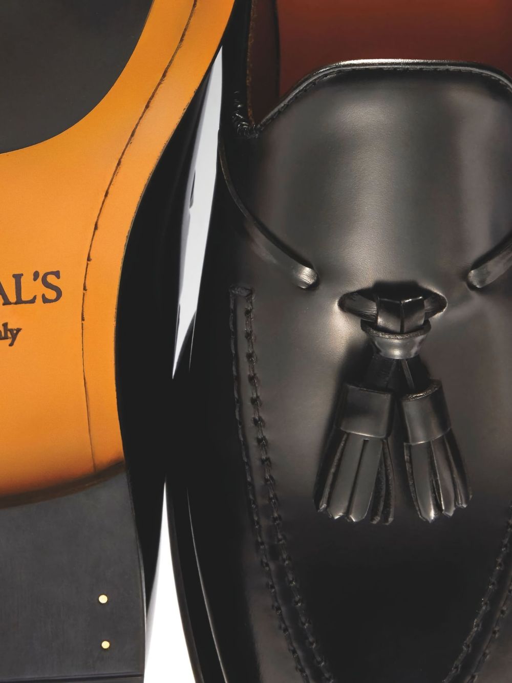 Mocassini con nappe in pelle in nero 