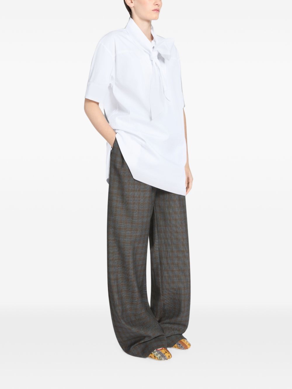 Camicia oversize con fiocco in bianco 