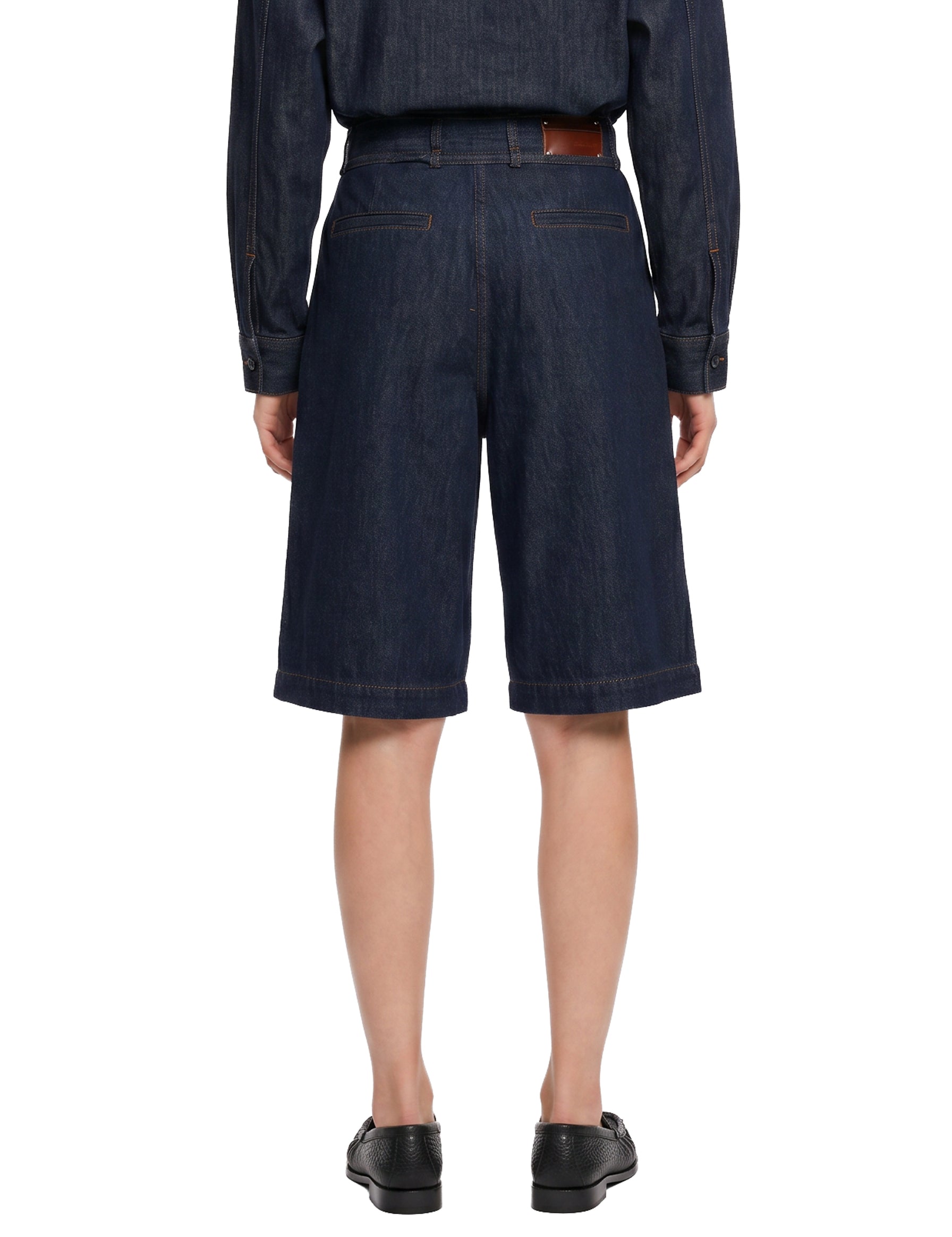 Shorts in denim blu scuro con pince 