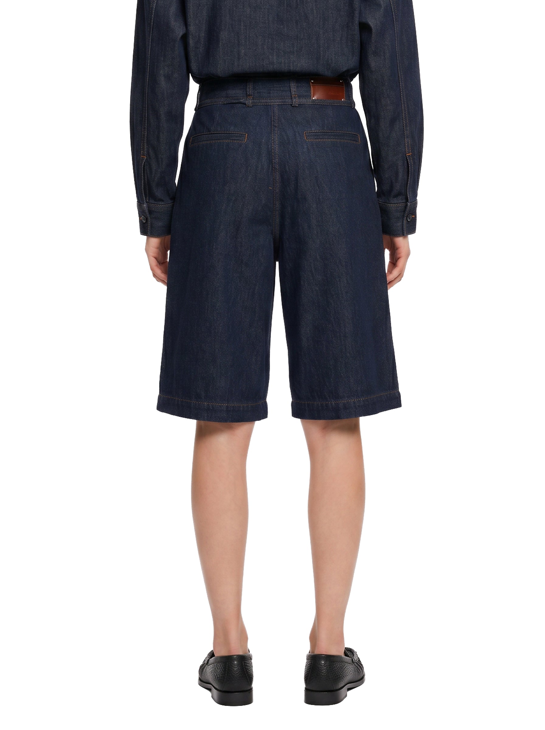 Shorts in denim blu scuro con pince 