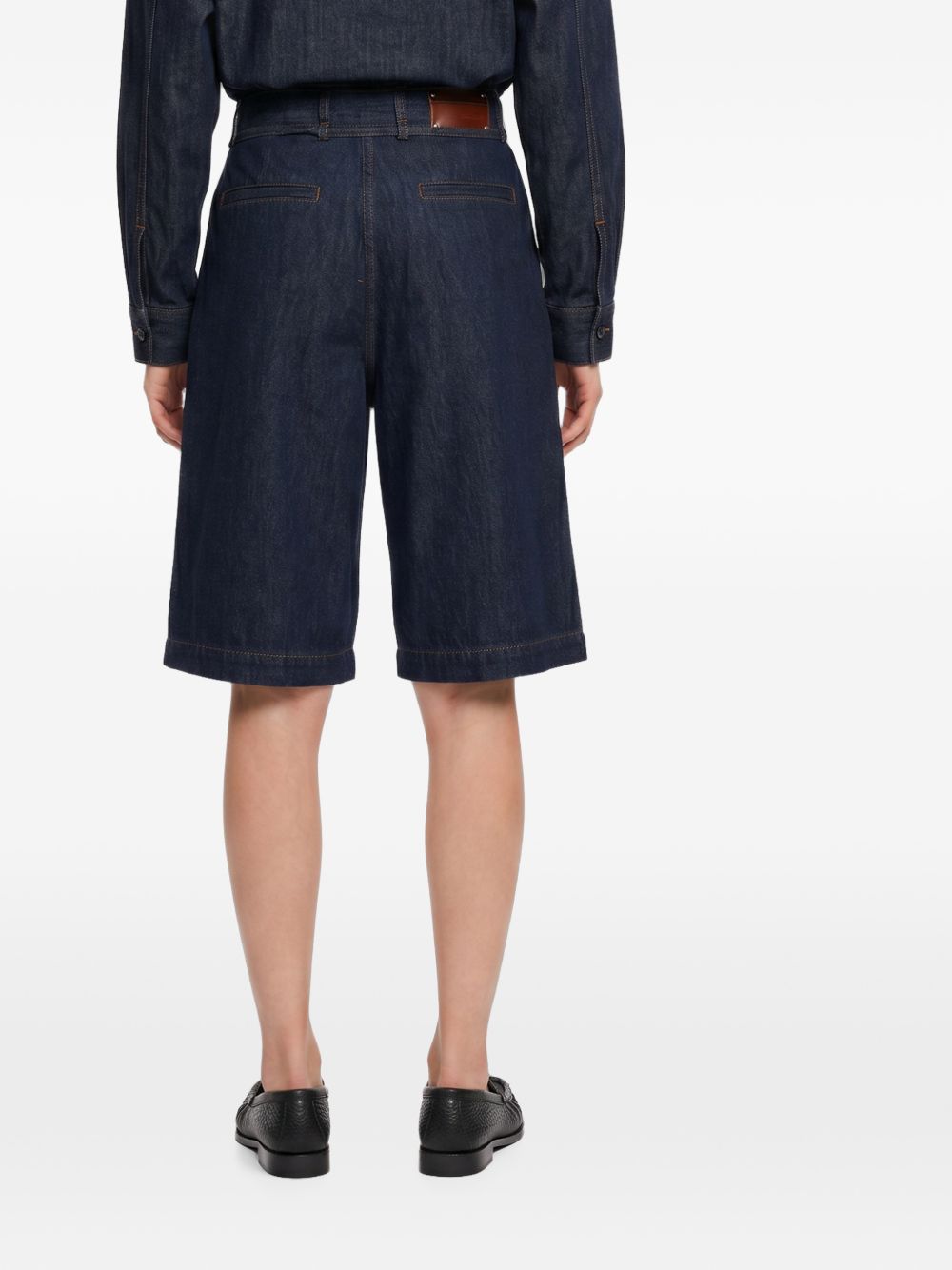 Shorts in denim blu scuro con pince 