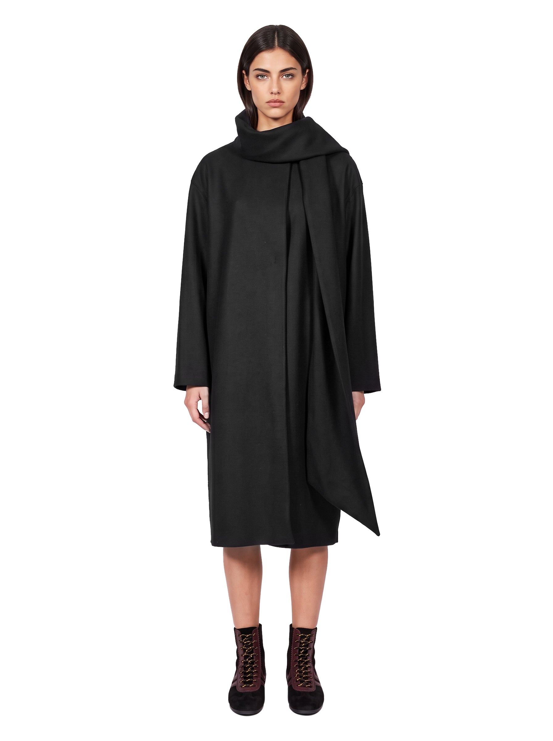 Cappotto con sciarpa in nero 