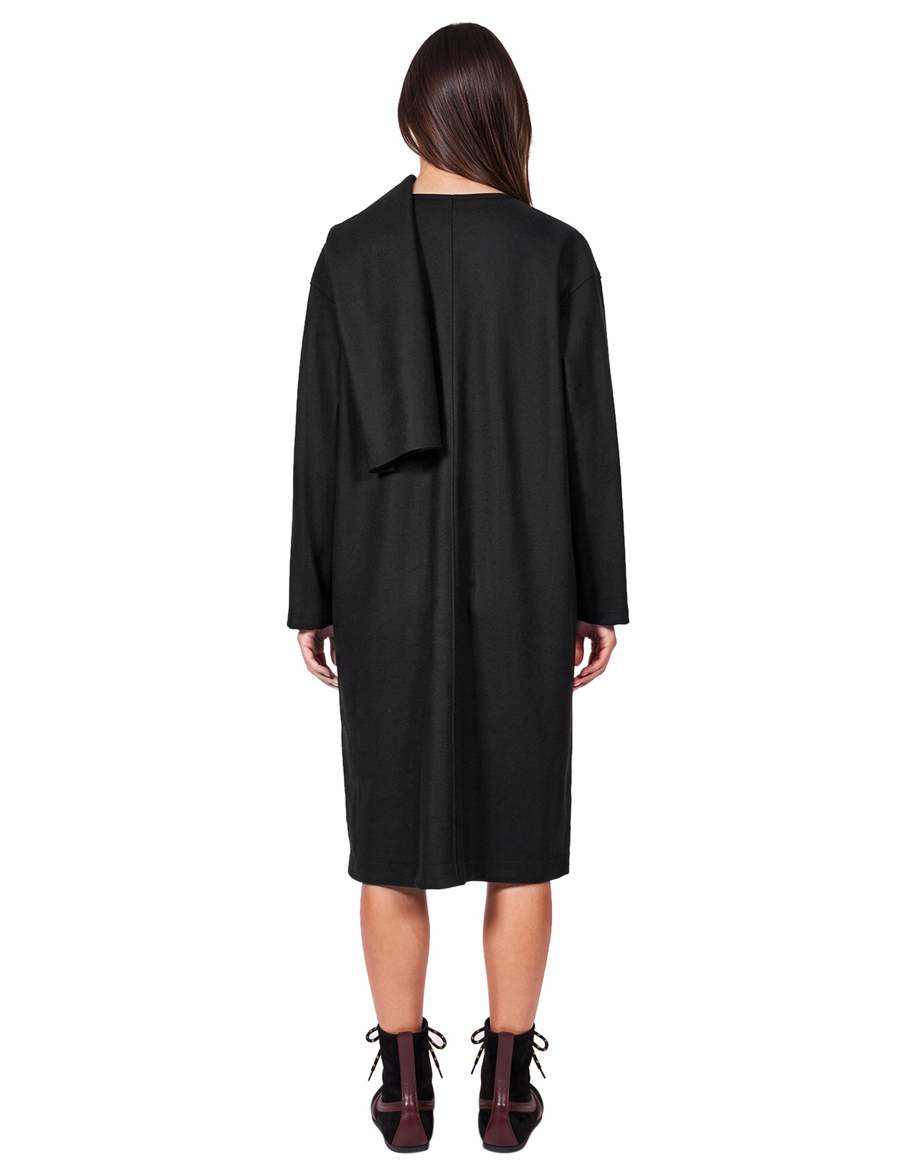 Cappotto con sciarpa in nero 