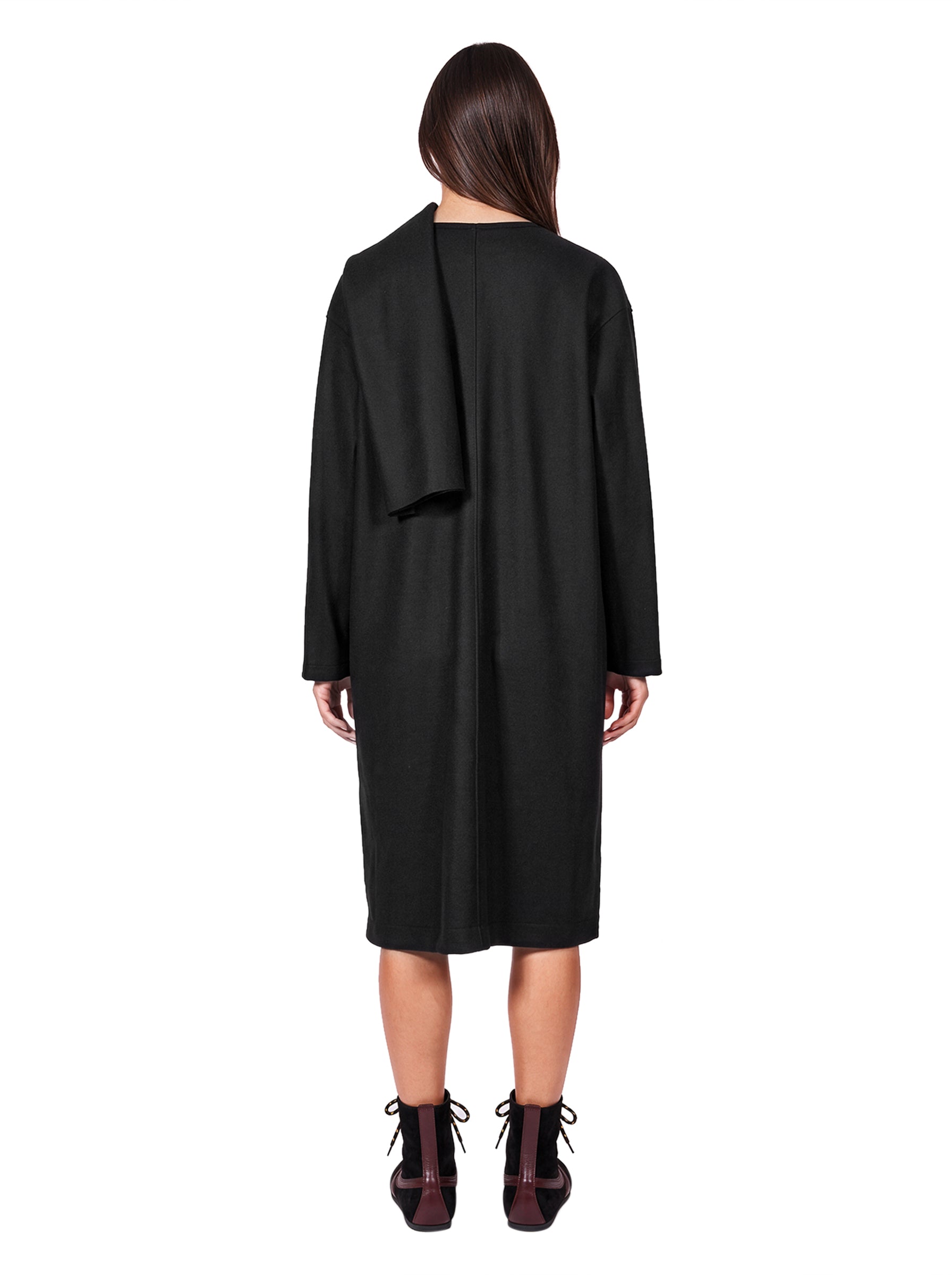 Cappotto con sciarpa in nero 