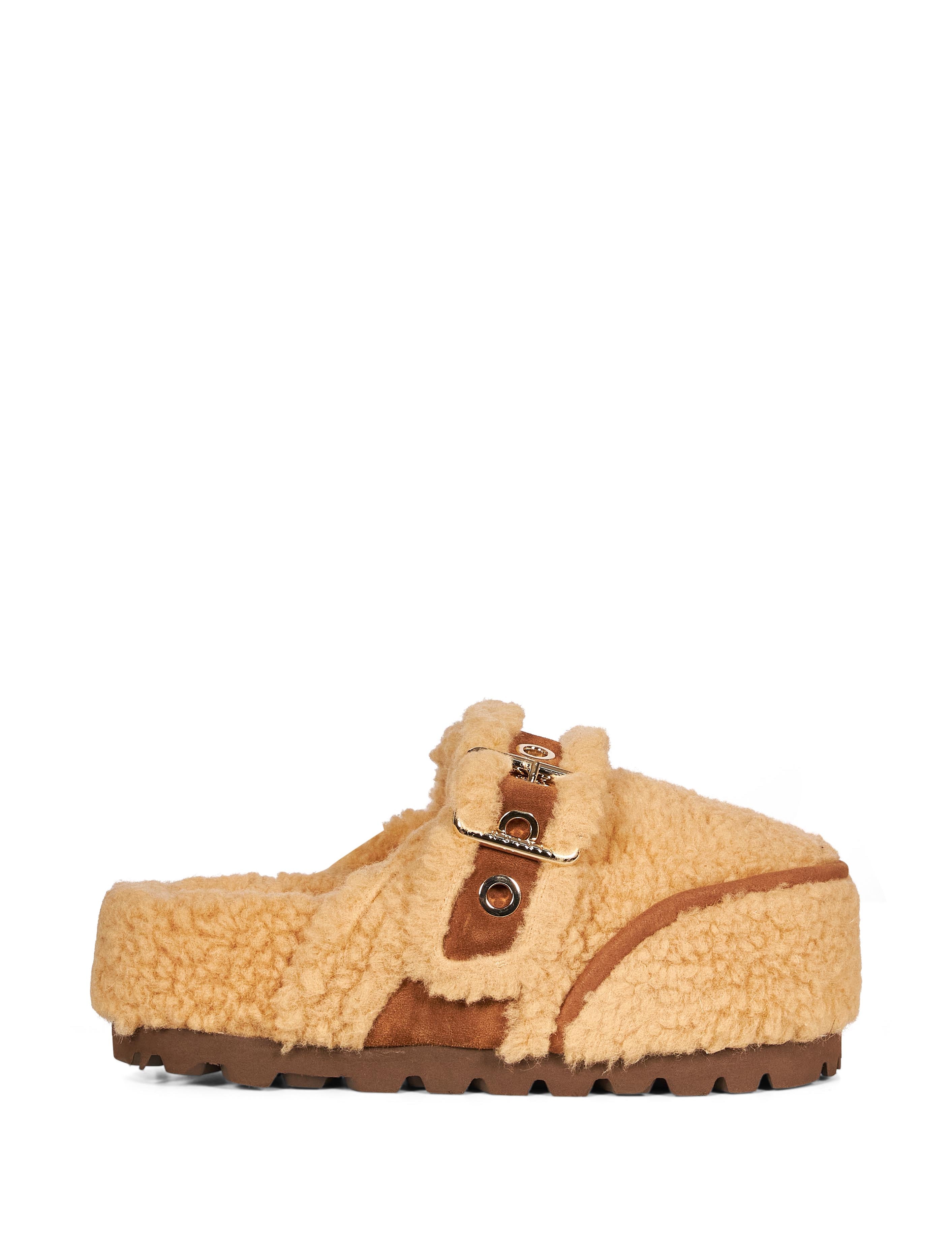 Mules Cozy con cinturino in beige 
