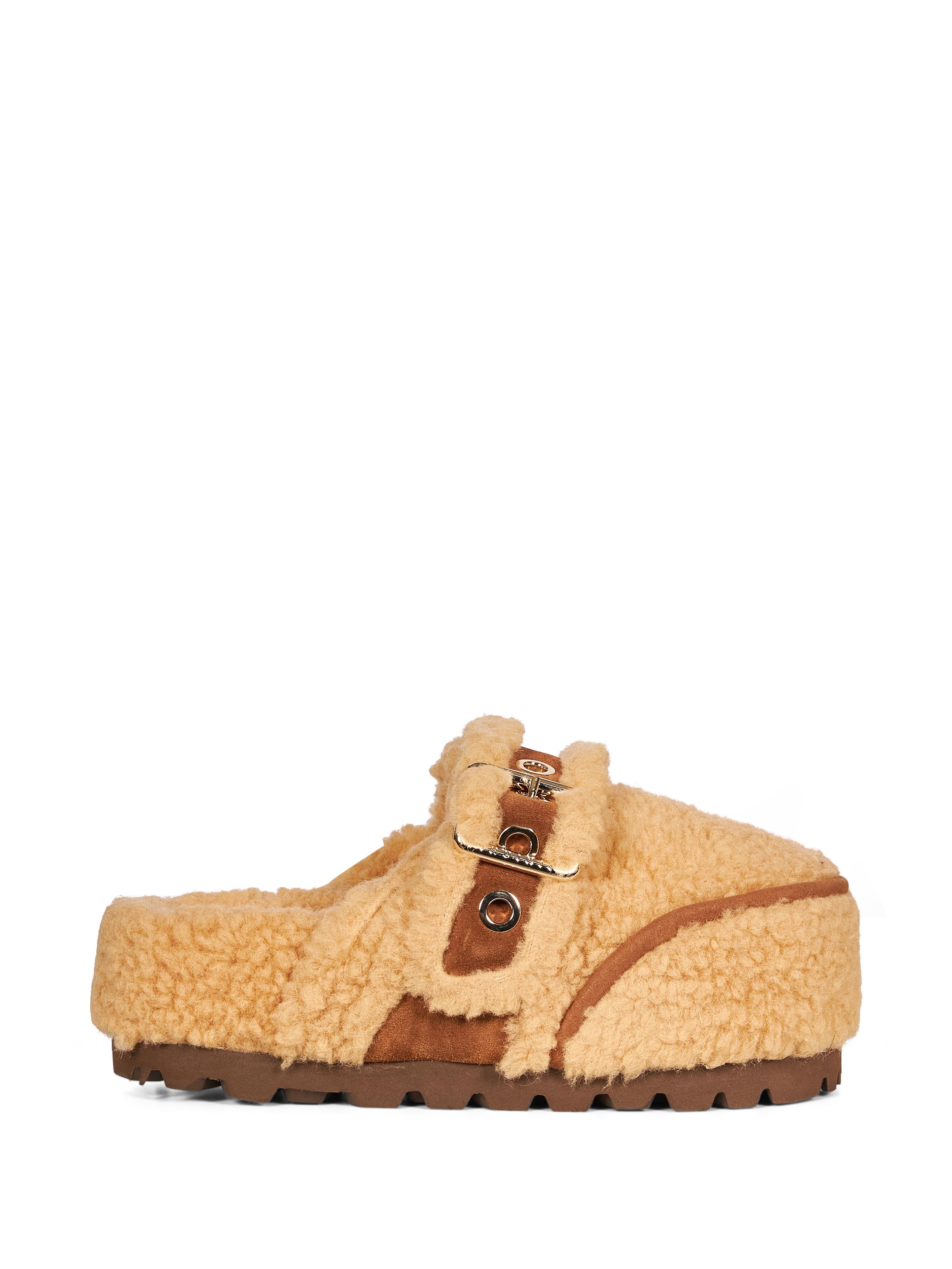 Mules Cozy con cinturino in beige 