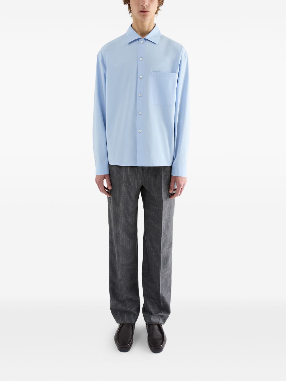Camicia con logo ricamato in azzurro 