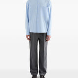 Camicia con logo ricamato in azzurro 