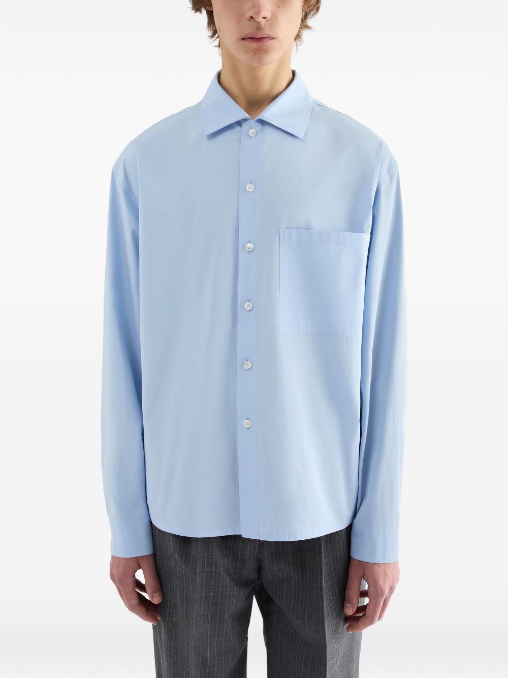 Camicia con logo ricamato in azzurro 