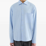 Camicia con logo ricamato in azzurro 
