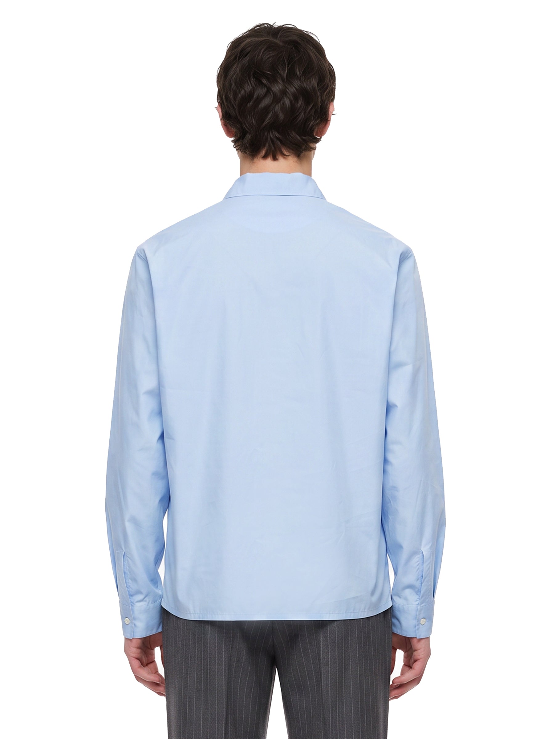 Camicia con logo ricamato in azzurro 