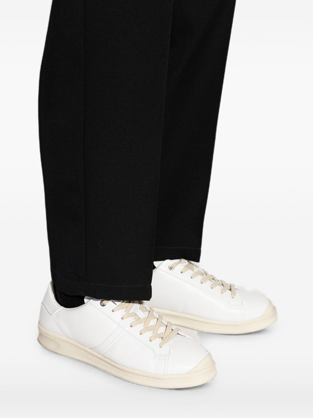 Sneakers basse con lacci in bianco 