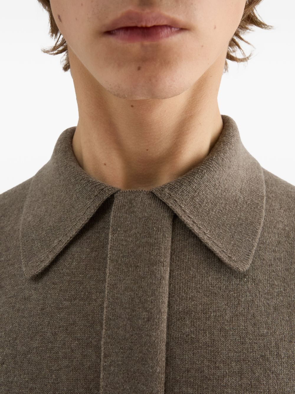 Maglione con colletto polo in marrone 