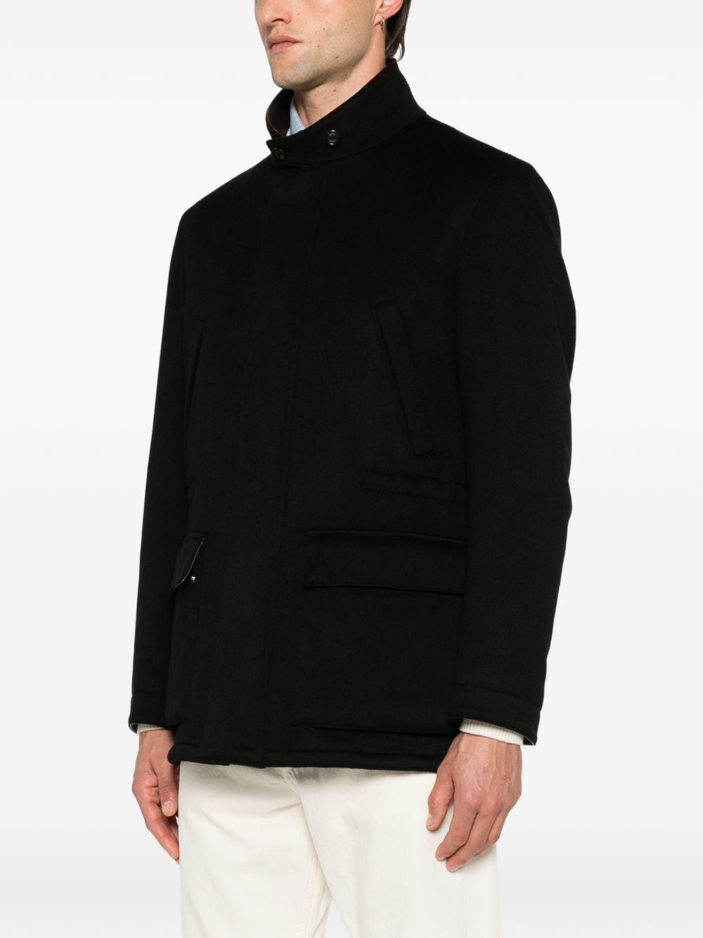 Giacca con tasche in nero 