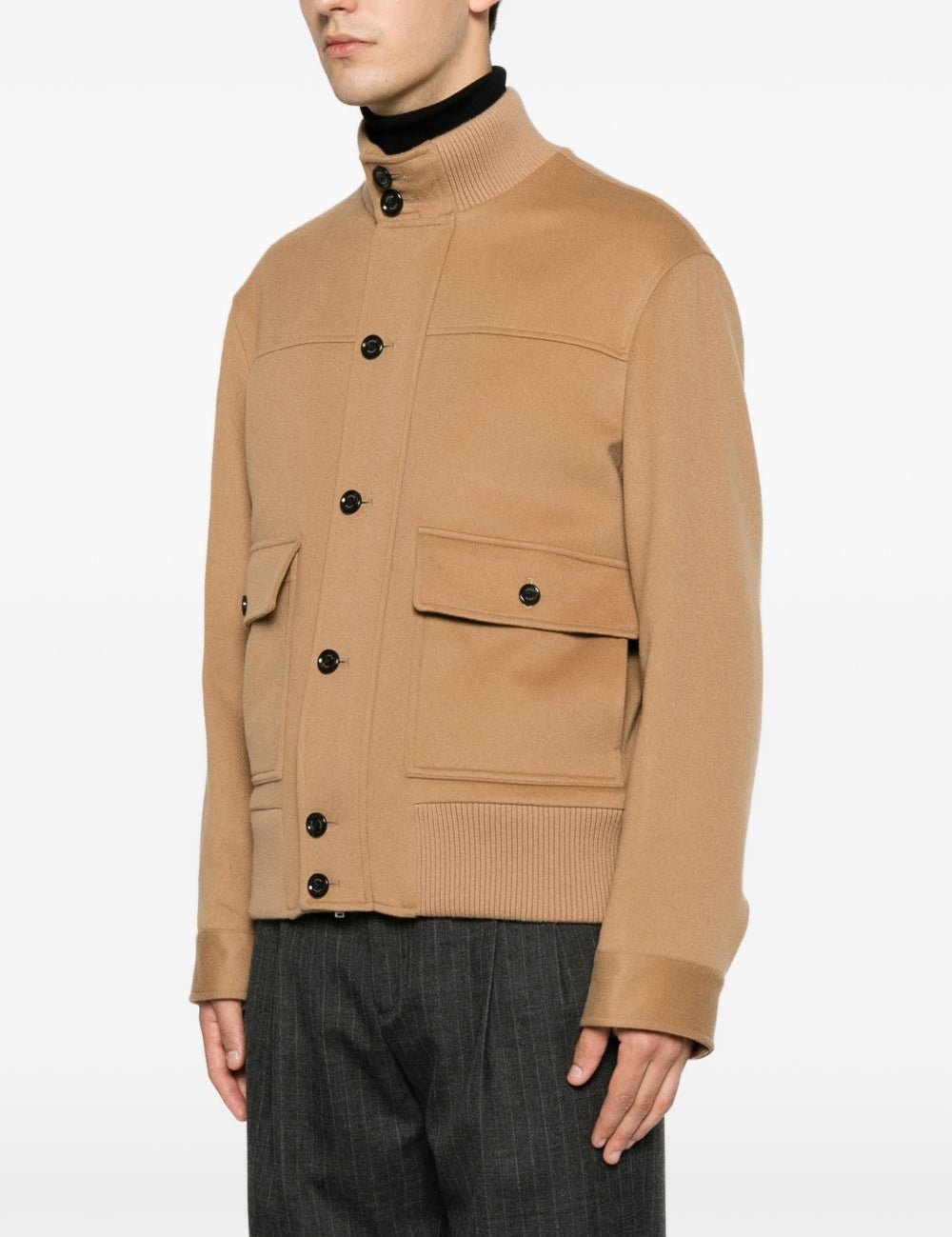 Giacca con tasche sul petto in beige 