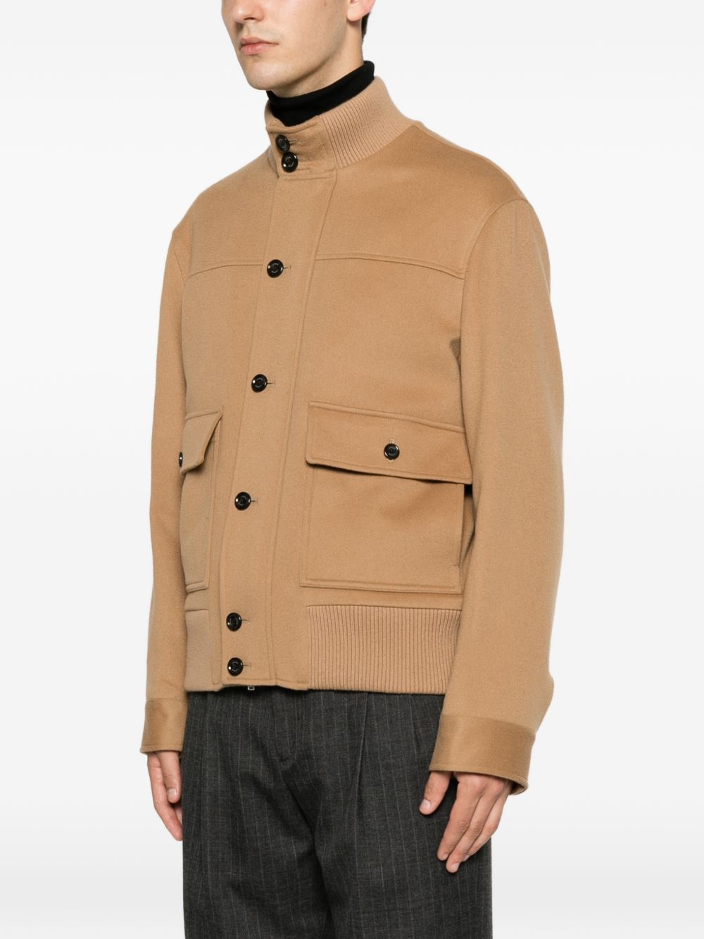 Giacca con tasche sul petto in beige 