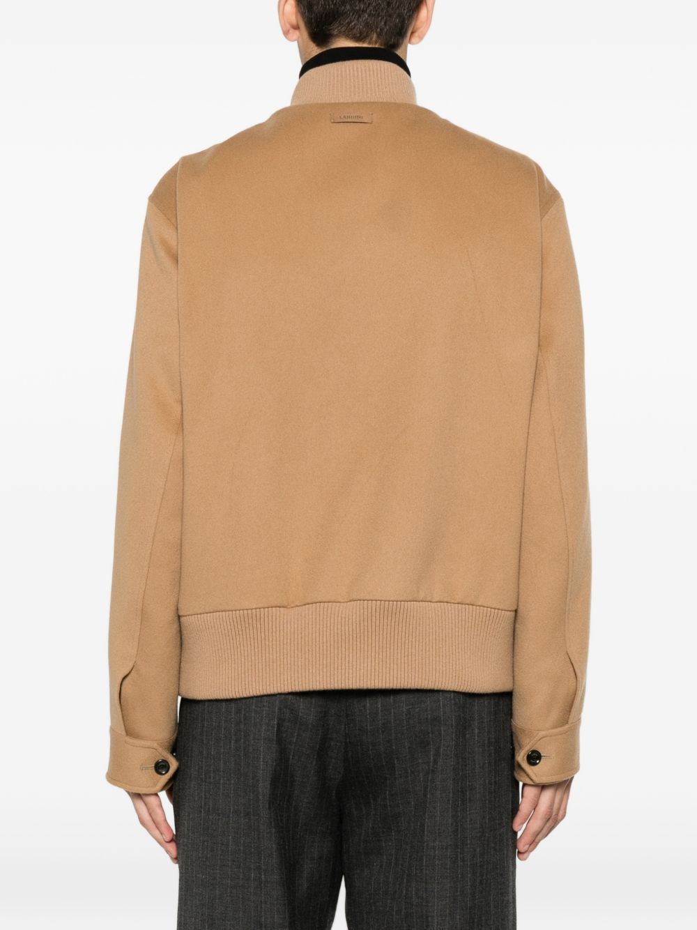 Giacca con tasche sul petto in beige 