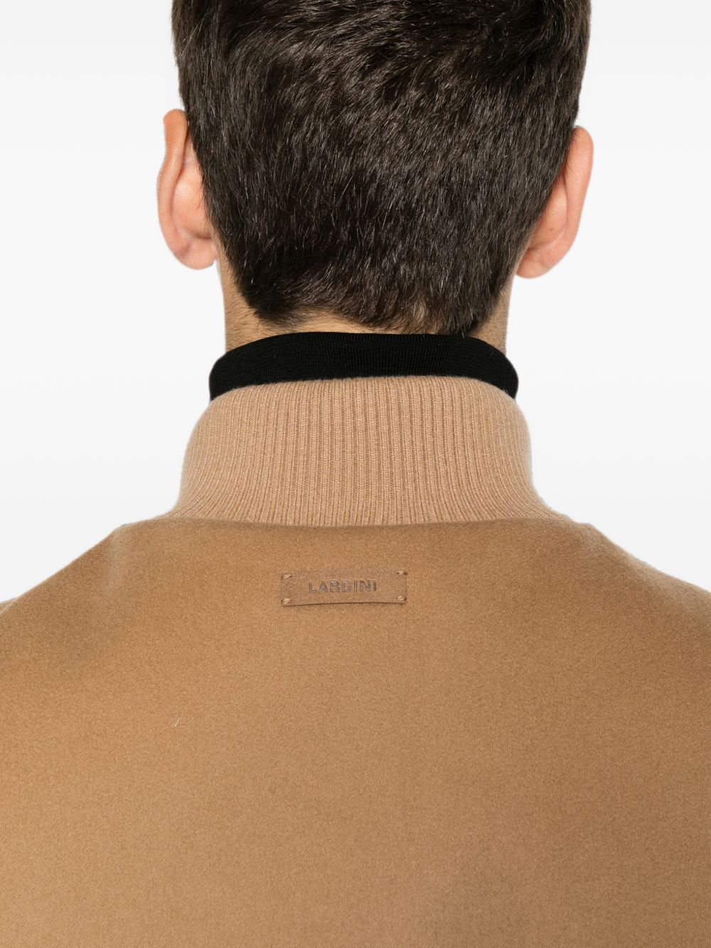 Giacca con tasche sul petto in beige 