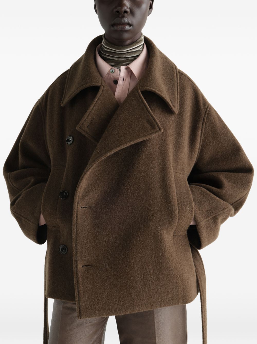 Cappotto corto a portafoglio in misto lana infeltrita e alpaca in marrone 