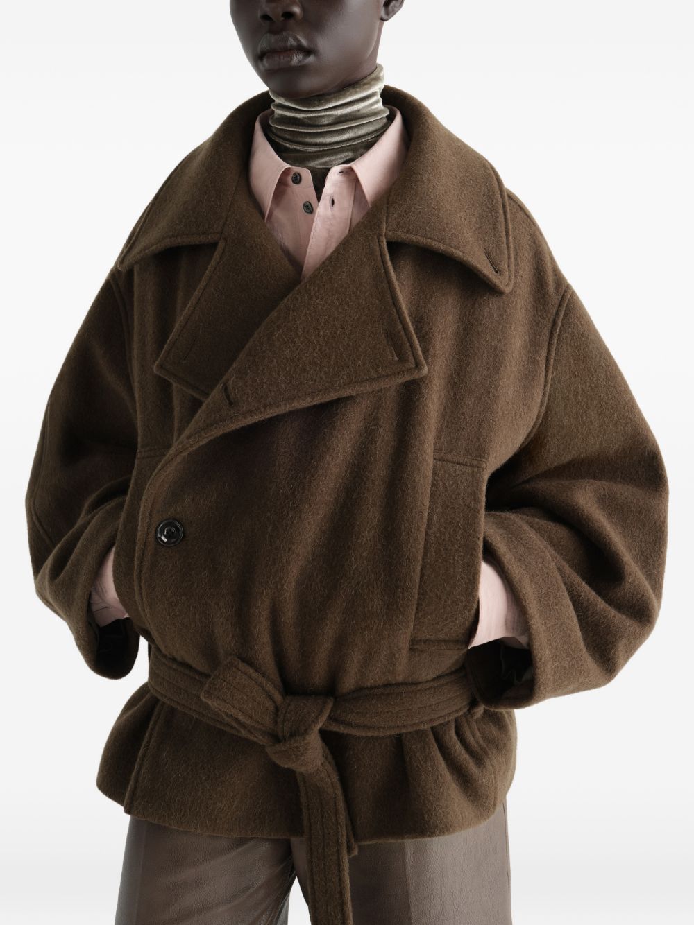 Cappotto corto a portafoglio in misto lana infeltrita e alpaca in marrone 