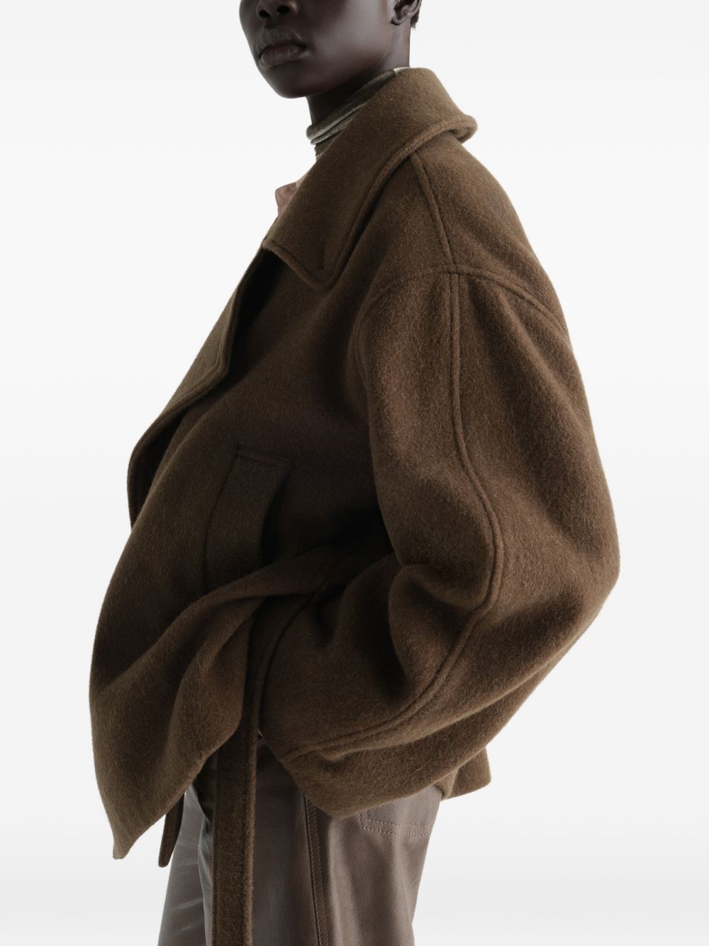 Cappotto corto a portafoglio in misto lana infeltrita e alpaca in marrone 