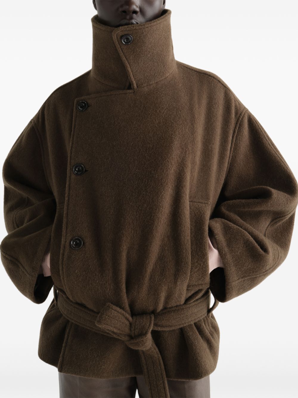 Cappotto corto a portafoglio in misto lana infeltrita e alpaca in marrone 