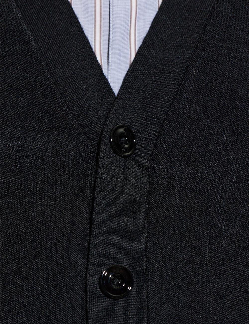 Cardigan con scollo a V e bottoni in nero 