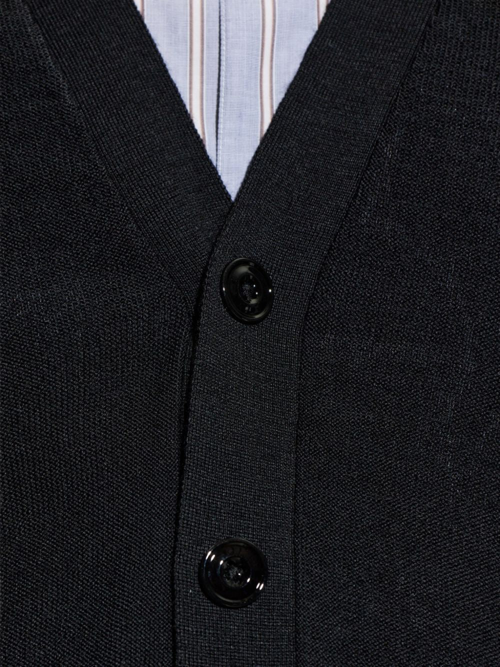 Cardigan con scollo a V e bottoni in nero 